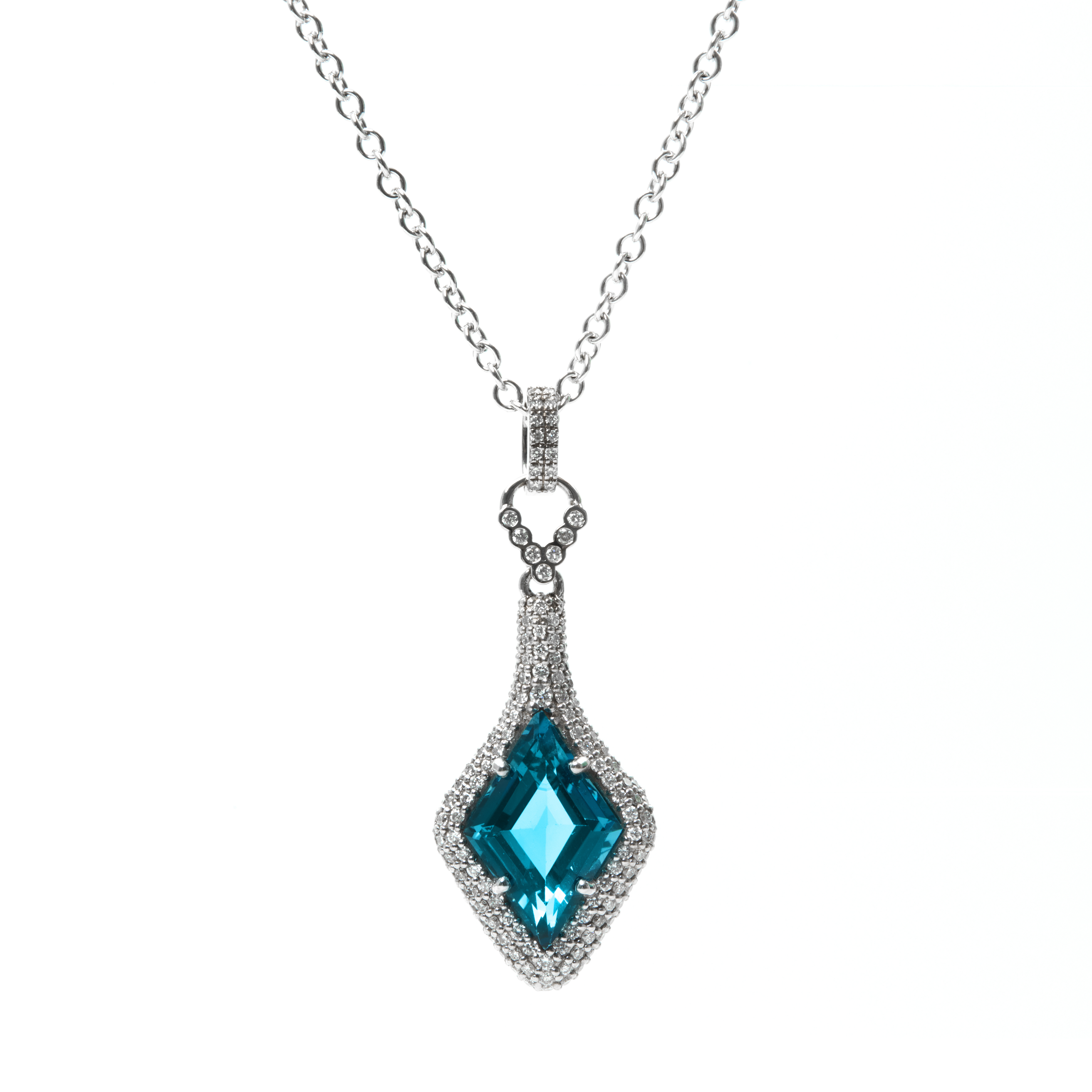 Pandantiv GALA din aur alb de 18k cu topaz london (7.39 ct.) si diamante (1.038 ct.)
