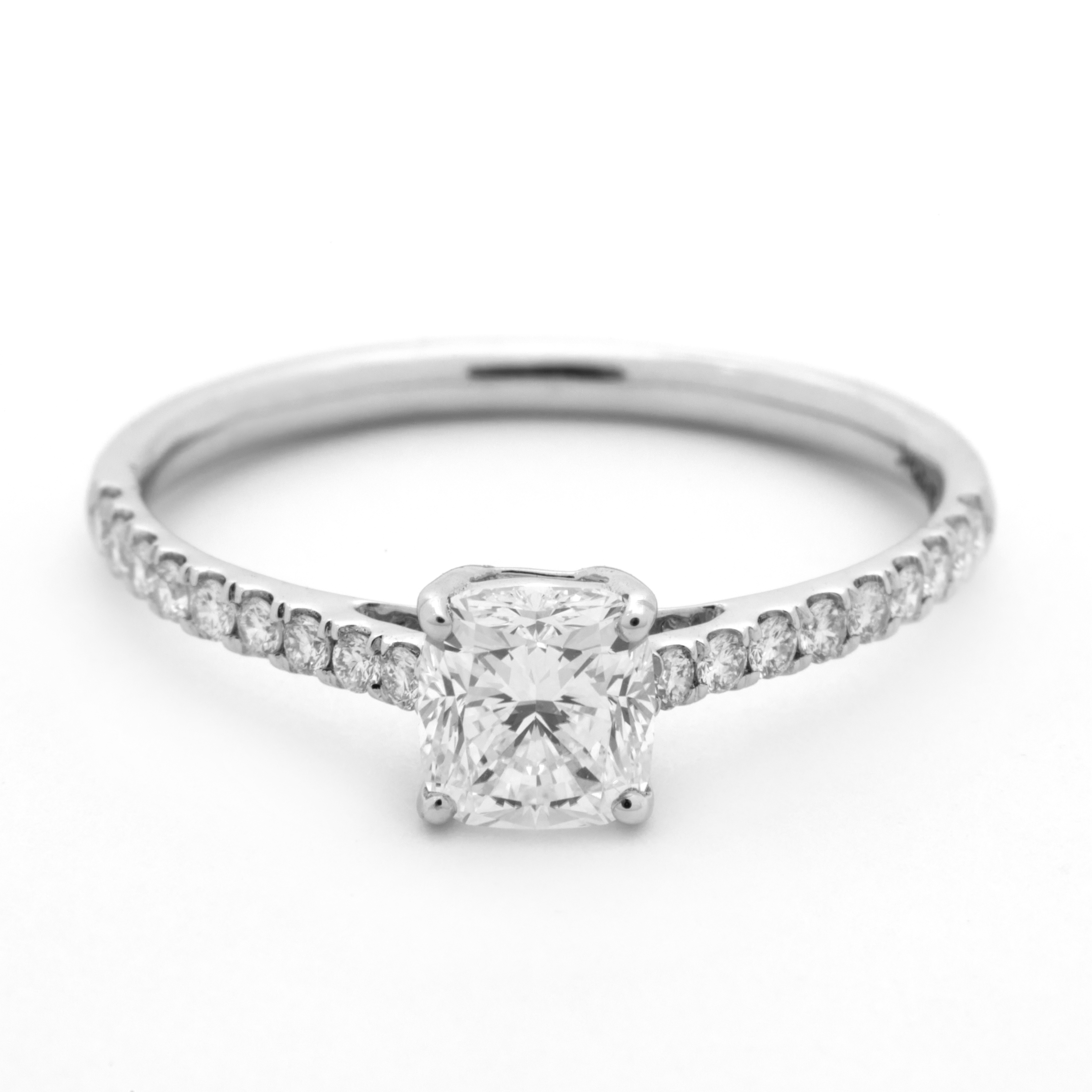Inel DIAMONDS din aur alb de 18k cu diamant central de 0.7 ct. (GIA)