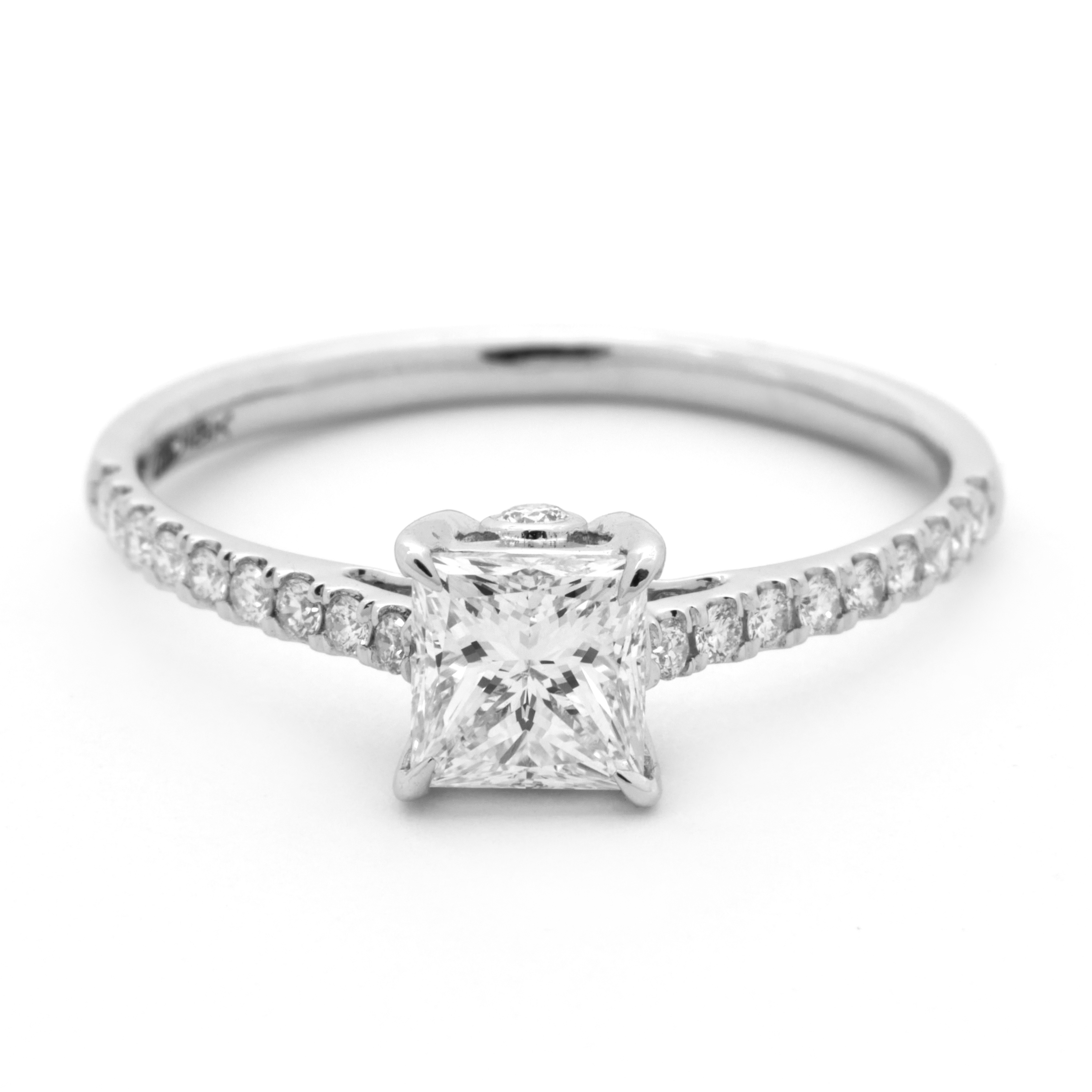 Inel DIAMONDS din aur alb de 18k cu diamant central de 0.7 ct. (GIA)